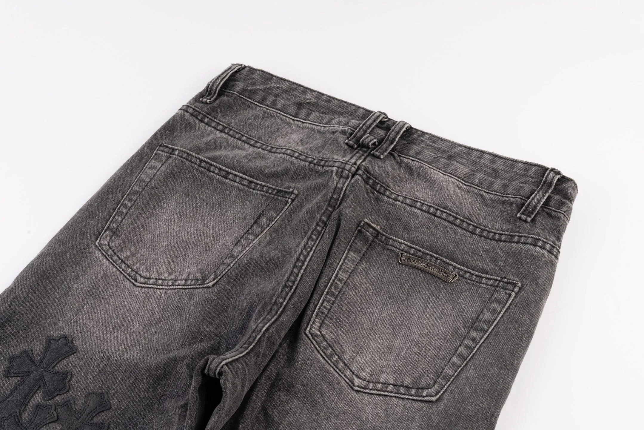 P260 Chrome Hearts Chrome Hearts city limited flame black and white leather jeans need to be washed after the finished product is disassembled and hand-made with sheepskin cross leather and then spliced ​​together. The whole piece has too many craftsmanship to describe. The cabinet price is 16W+, the patchwork is decorated with cross flowers, and the high-waisted washed jeans! ! Absolutely high-end luxury products, 8W+ level god-level single products, super popular products, made with top heavy industry, a magic weapon that cannot be missed. About Kroxin This is an extremely luxurious fashion brand, which can also be called the nobles of the high street. It has always been an exclusive brand for some hipsters or rich second generation. Compared with ordinary high streets, it is more luxurious and noble. Compared with luxury brands, it has a more fashionable personality and has always been a brand that I have a special liking for. Style number: 1566# Color: black Size: 28 30 32 34 36